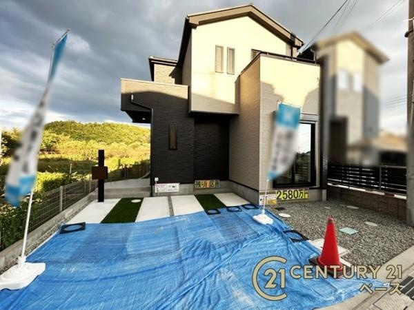 天理市石上町の新築一戸建の外観|■現地撮影写真■耐震等級３の地震に強い安心の邸宅！雨で汚れを洗い流してくれるセルフクリーニング機能付き外壁！お気軽にお問い合わせください！■
