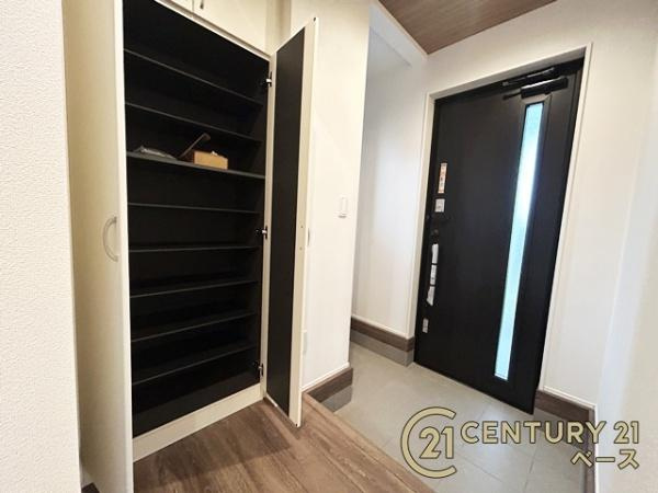 天理市石上町の新築一戸建の玄関|■現地撮影写真■玄関には広々土間収納があります！履物の他にも傘立てやベビーカーも仕舞えます！