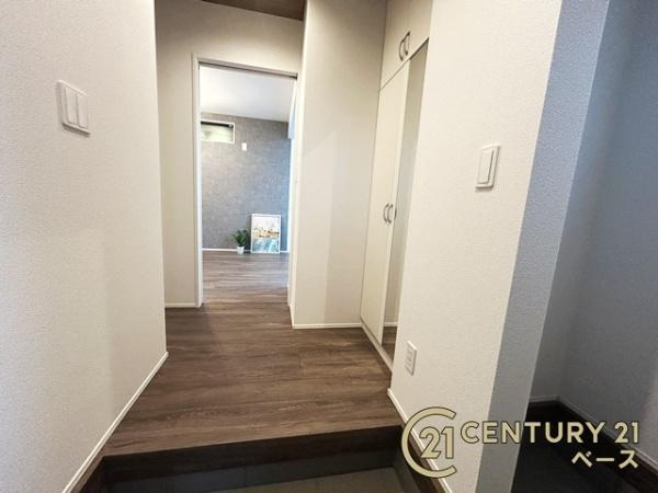 天理市石上町の新築一戸建の玄関|■現地撮影写真■すっきりとした明るい玄関が家族やお客様を迎えてくれます！