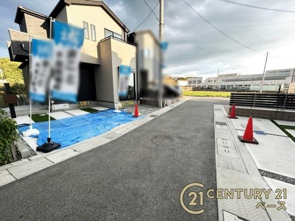 天理市石上町の新築一戸建の前面道路含む現地写真|道路路の高低差もなく駐車も楽々！