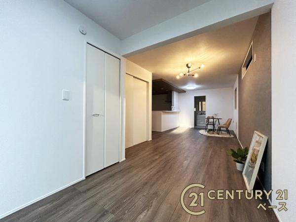 天理市石上町の新築一戸建の居間・リビング|■現地撮影写真■ご家族でくつろいでいただける広々したリビングです！