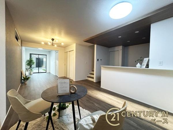 天理市石上町の新築一戸建の居間・リビング|■現地撮影写真■大きな窓から柔らかい光が入り込む明るいリビングです！