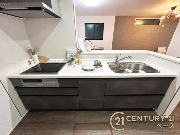 天理市石上町の新築一戸建のキッチン|■現地撮影写真■家族とのコミュニケーションがとりやすい人気のカウンターキッチン！