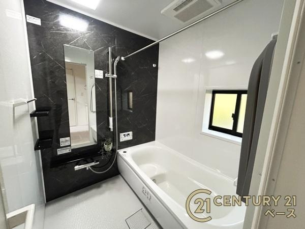 天理市石上町の新築一戸建の浴室|■現地撮影写真■ゆったりしたサイズの浴室！足を伸ばしての入浴は疲れも癒してくれます！