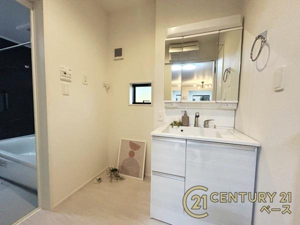 天理市石上町の新築一戸建の独立洗面台|■現地撮影写真■三面鏡タイプのミラーキャビネット！収納スペースも豊富です！