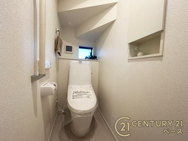 天理市石上町の新築一戸建のトイレ|■現地撮影写真■１・２階ともに清潔感ある綺麗なお手洗を完備！