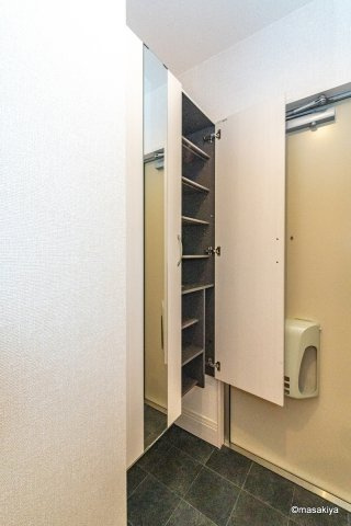 カルポス安茂里の玄関