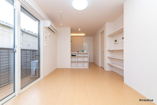 カルポス安茂里の居間・リビング