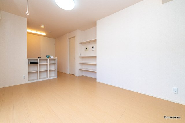 カルポス安茂里の居間・リビング