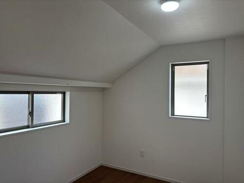 長尾元町７丁目　新築一戸建ての洋室|洋室5.25帖　勾配天井
■物件内覧・資金計画相談・住宅ローン相談、リフォーム相談、お問合せ受付中■
※当日・翌日のご内覧、ご相談はお電話でのお問合せがスムーズです！