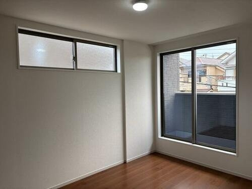 長尾元町７丁目　新築一戸建ての寝室|洋室6.0帖　バルコニー付き
■物件内覧・資金計画相談・住宅ローン相談、リフォーム相談、お問合せ受付中■
※当日・翌日のご内覧、ご相談はお電話でのお問合せがスムーズです！