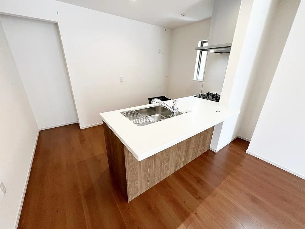長尾元町７丁目　新築一戸建てのキッチン|LDK16.75帖　フラットなカウンターキッチン
■物件内覧・資金計画相談・住宅ローン相談、リフォーム相談、お問合せ受付中■
※当日・翌日のご内覧、ご相談はお電話でのお問合せがスムーズです！