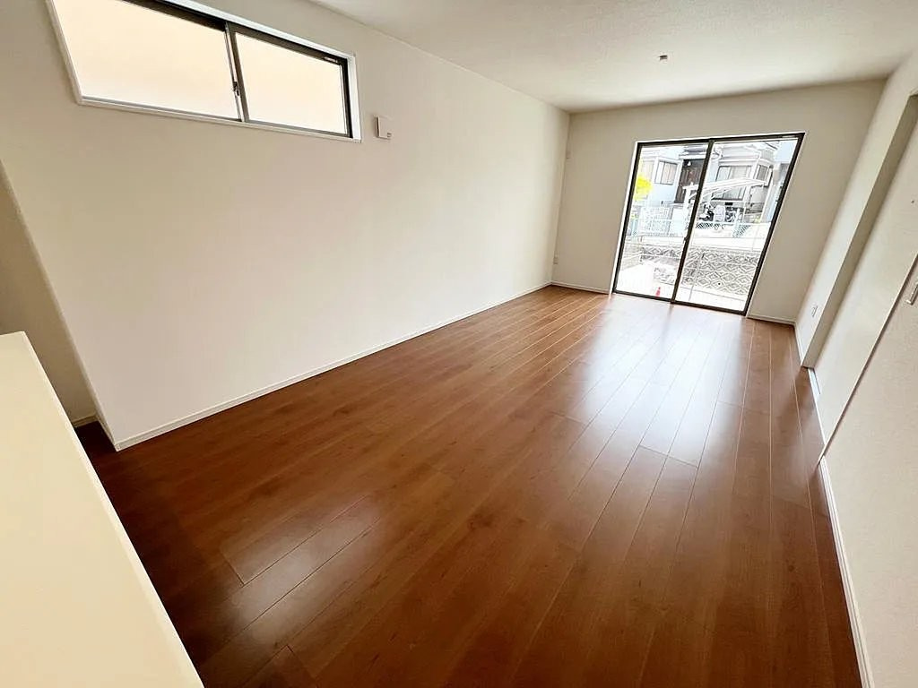 長尾元町７丁目　新築一戸建ての居間・リビング|LDK16.75帖　陽当たり良好
■物件内覧・資金計画相談・住宅ローン相談、リフォーム相談、お問合せ受付中■
※当日・翌日のご内覧、ご相談はお電話でのお問合せがスムーズです！