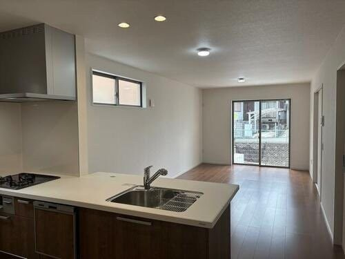 長尾元町７丁目　新築一戸建ての居間・リビング|LDK16.75帖　対面キッチン
■物件内覧・資金計画相談・住宅ローン相談、リフォーム相談、お問合せ受付中■
※当日・翌日のご内覧、ご相談はお電話でのお問合せがスムーズです！