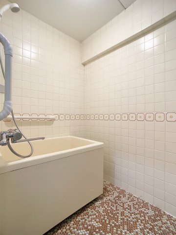 六本松ビルの浴室|コンパクトで使いやすいお風呂です