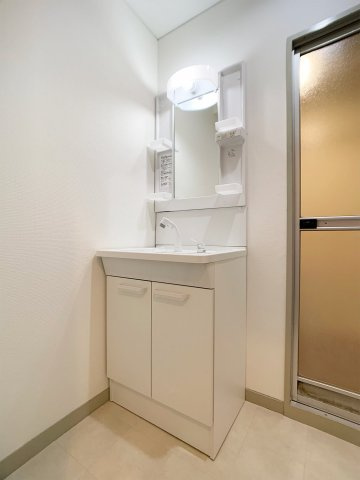 六本松ビルの洗面所|明るい洗面所です