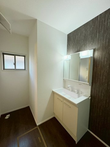 ーBloomーブルームー小倉南区津田新町1丁目2期　【小倉南区　新築戸建て】の独立洗面台|収納も十分で、家族の支度もスムーズにできる広さ♪　【小倉南区　新築戸建て】