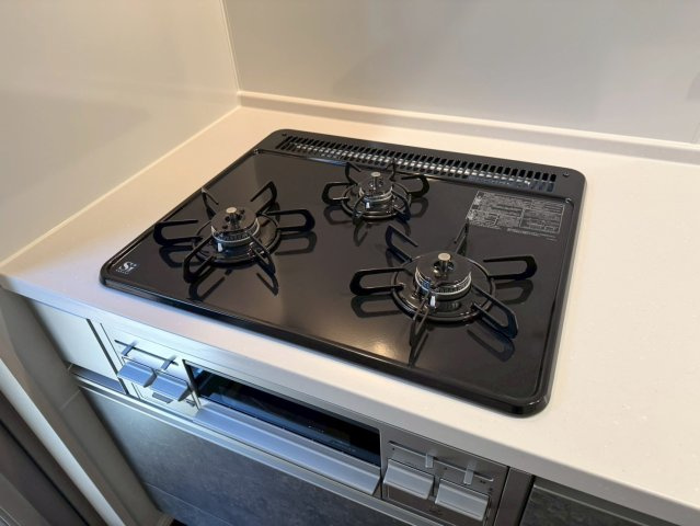 ーBloomーブルームー小倉南区津田新町1丁目2期　【小倉南区　新築戸建て】のキッチン|３口ガスコンロのシステムキッチン♪　【小倉南区　新築戸建て】
