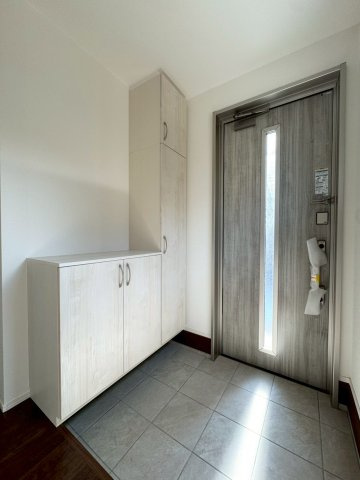 ーBloomーブルームー小倉南区津田新町1丁目2期　【小倉南区　新築戸建て】の玄関|シューズボックス完備の明るい玄関♪　【小倉南区　新築戸建て】