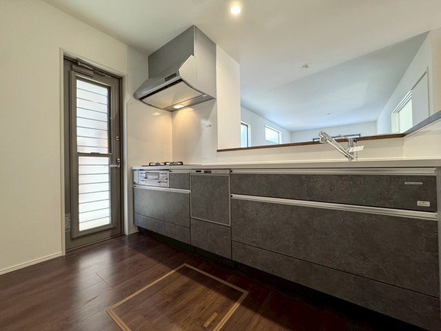 ーBloomーブルームー小倉南区津田新町1丁目2期　【小倉南区　新築戸建て】のキッチン|家族との会話が弾む対面式のシステムキッチン♪充実した設備で毎日のお料理が楽しく快適に♪　【小倉南区　新築戸建て】