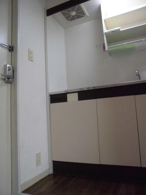 横浜市神奈川区六角橋４丁目のアパートのキッチン