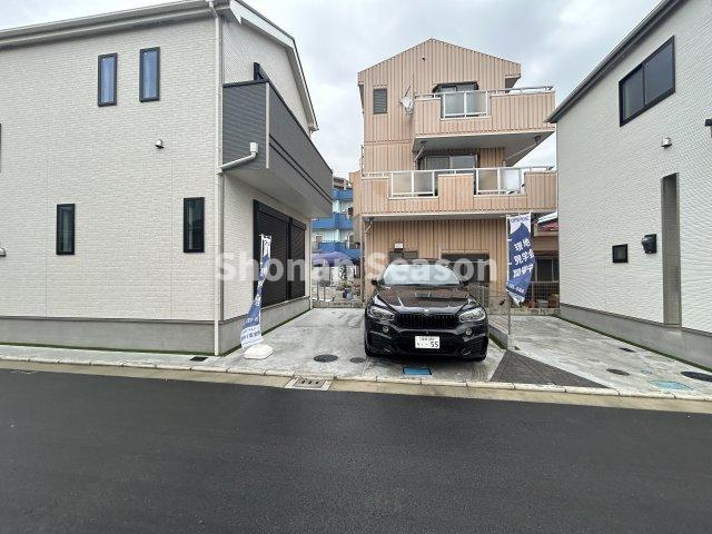 【駐車場】 | ゆとりある敷地内には、並列駐車が可能です♪
ぜひ現地でサイズ等、ご確認下さい。