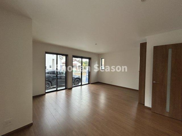 【居間・リビング】 | 各自プライベート空間が持てる4LDKの間取りプラン◎
リビングは家族有意義な時間が過ごせる広さがございます♪