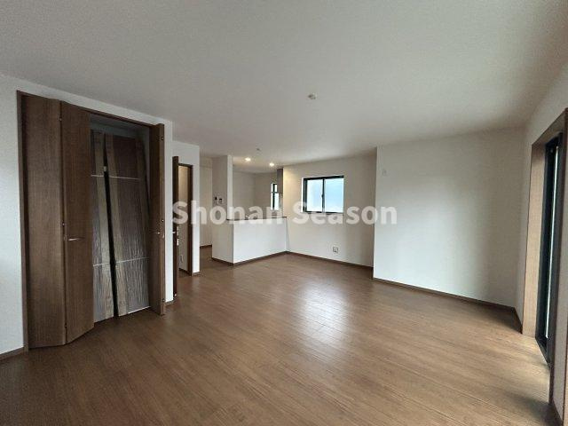 【居間・リビング】 | 大型家具・家電を置いてもスペース十分！
お子様ものびのび走り回れますよ♪