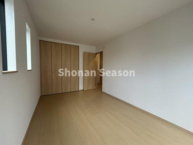 【洋室】 | 全室収納完備◎
お部屋が物であふれ返る心配が要りません♪