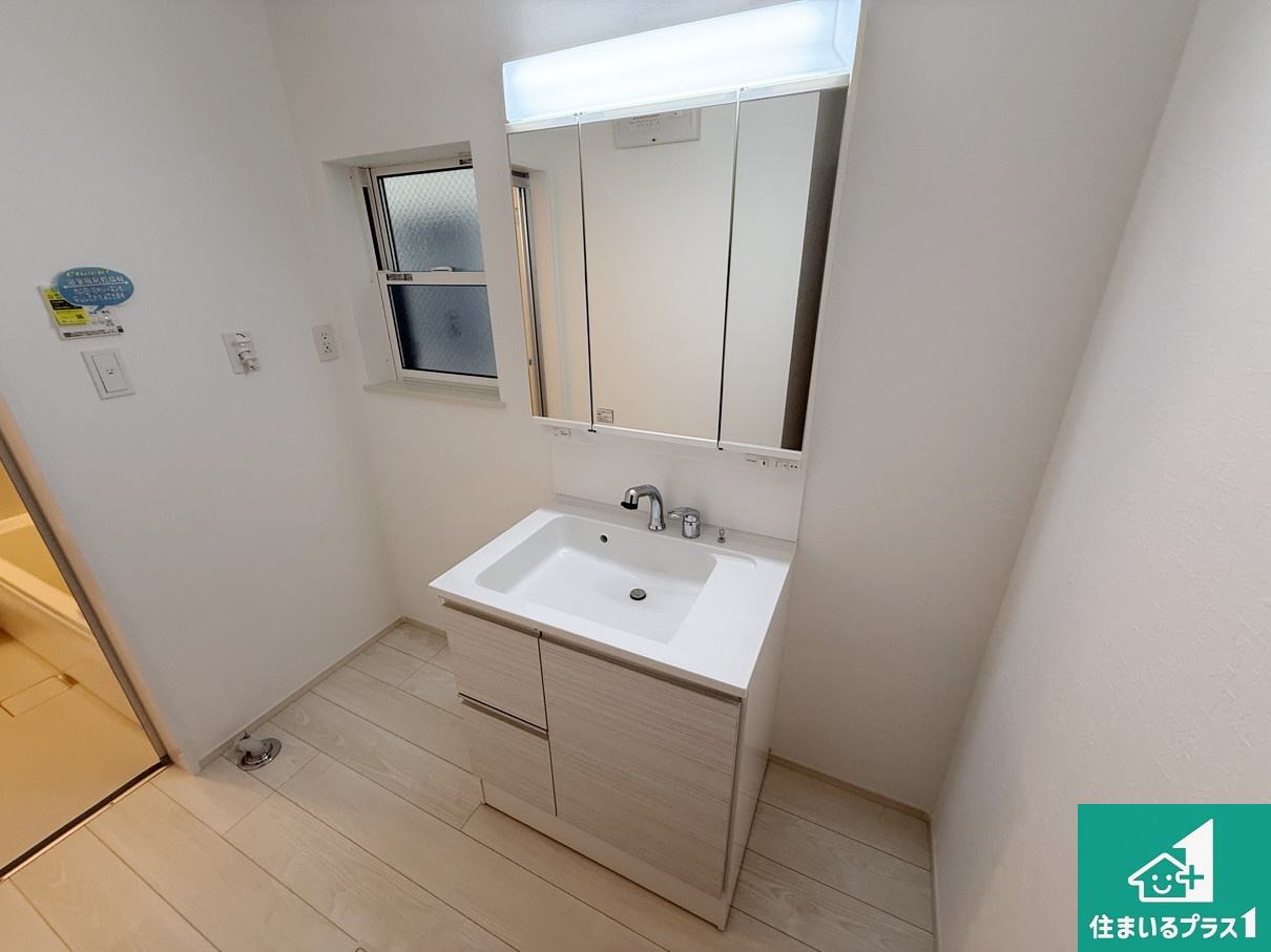 高槻市東五百住町　第7期　新築一戸建ての独立洗面台|清潔感のある洗面台です。フラットな鏡は掃除がしやすく毎日清潔！鏡裏には収納があるのでスッキリとした洗面台が保てます。