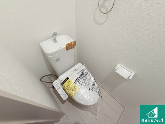 高槻市東五百住町　第7期　新築一戸建てのトイレ|1・2階の2ヶ所にあるので、朝の忙しい時間の順番待ちもなく、深夜の利用にも大変便利です。