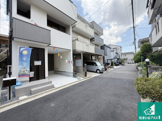 高槻市東五百住町　第7期　新築一戸建ての前面道路含む現地写真|周辺は閑静な住宅街！前面道路広々で車の出し入れも便利です。駐車が苦手な方でも安心して車庫入れできます！