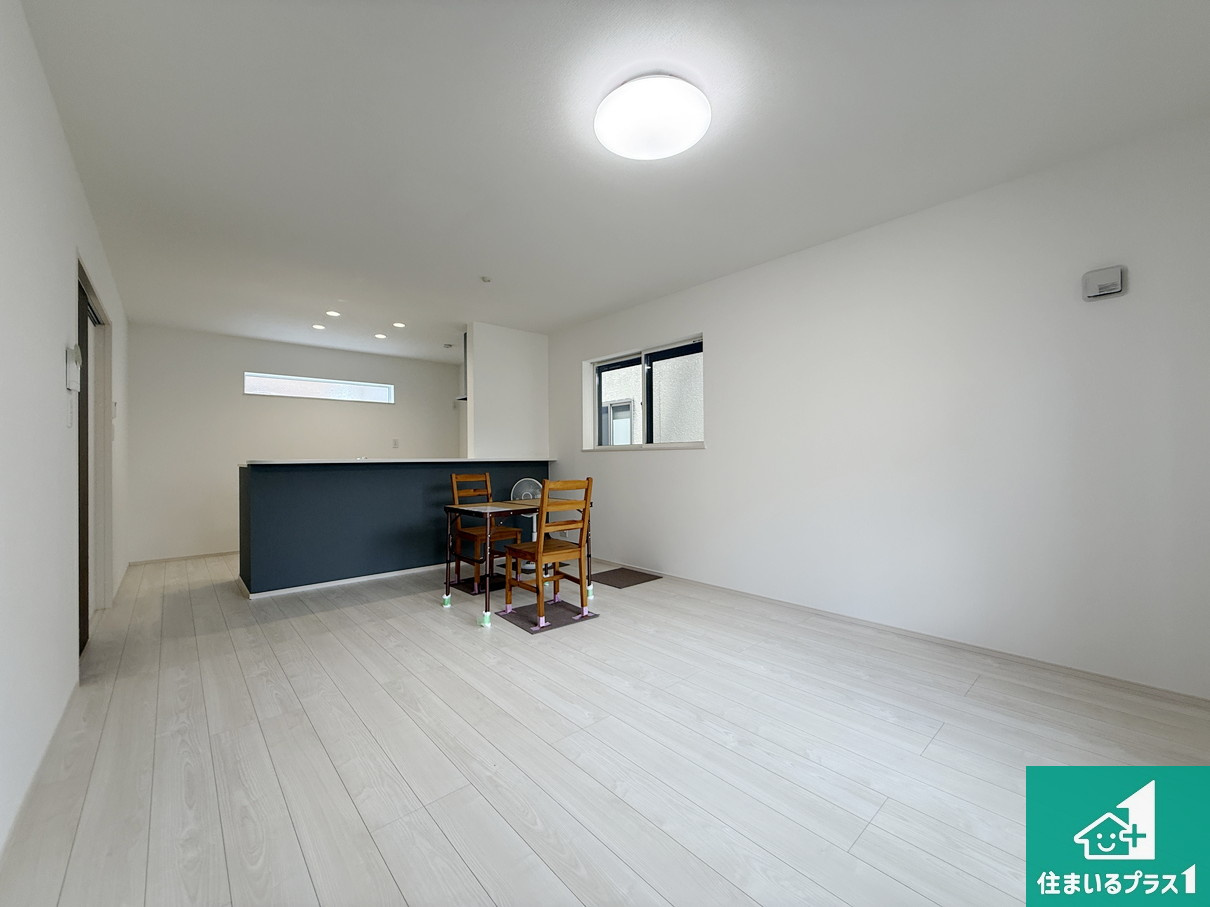 高槻市東五百住町　第7期　新築一戸建ての居間・リビング|日当たり良好の明るいリビングで朝の目覚めもスッキリできそう！対面キッチンでご家族のコミュニケーションも自然と増える設計！小さなお子様が遊ぶスペースを作っても広々とくつろげるLDK！