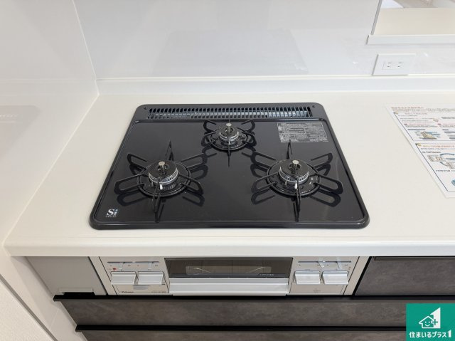 高槻市東五百住町　第7期　新築一戸建ての設備|ダブル高火力Ｓｉセンサー付きコンロ！３口あるので、まとめて料理をする時も大活躍！