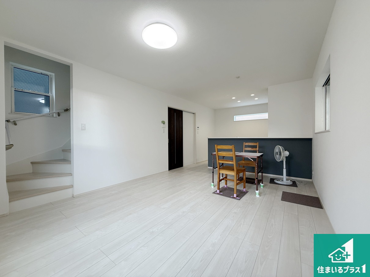 高槻市東五百住町　第7期　新築一戸建ての居間・リビング|リビングと統一感があり、使い勝手のいいキッチン。広々としているので、二人並んで作業が出来ちゃいます。お子様と一緒に色々なお料理に挑戦できるスペースがあります。