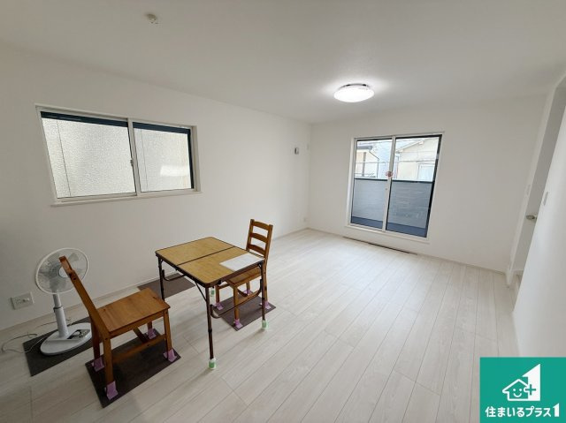 高槻市東五百住町　第7期　新築一戸建ての居間・リビング|シンプルなリビングは、観葉植物等のインテリアを楽しめますね！パパ好みにも、ママ好みにも家具次第で雰囲気を変えることができます！