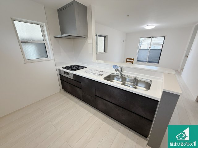 高槻市東五百住町　第7期　新築一戸建てのキッチン|リビングと統一感があり、使い勝手のいいキッチン。広々としているので、二人並んで作業が出来ちゃいます。お子様と一緒に色々なお料理に挑戦できるスペースがあります。