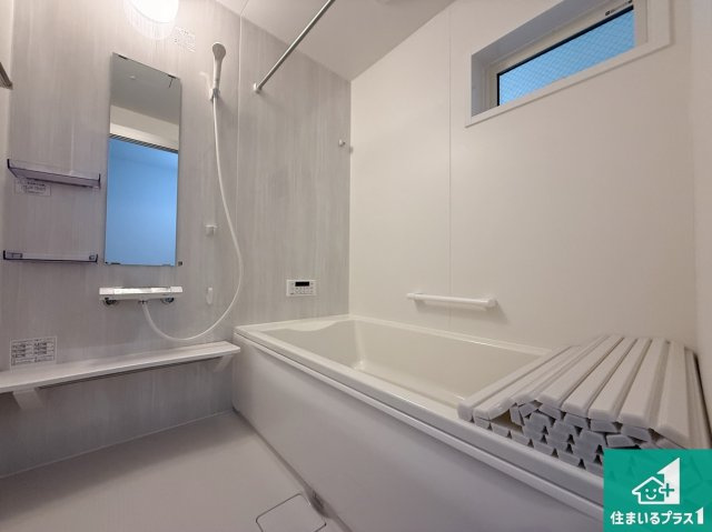 高槻市東五百住町　第7期　新築一戸建ての浴室|足をゆったり伸ばして寛げる浴槽です。窓が設けられていますので差し込む光が明るく穏やかな雰囲気にしてくれます♪浴室乾燥機も設置しているので、雨の日の洗濯物も安心です♪