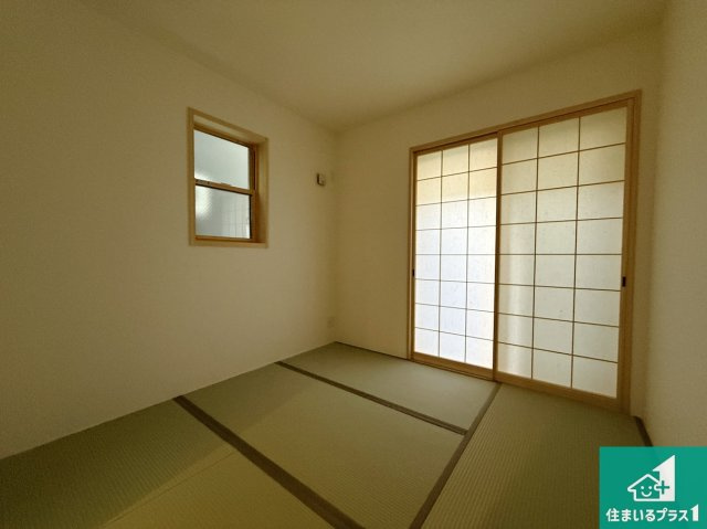 高槻市東五百住町　第7期　新築一戸建ての和室|一室あると便利な和室は客間としてだけでなく、小さなお子様のプレイルームや食後のくつろぎスペースとしてもご利用いただけます。収納もついていますので大活躍間違いなし！