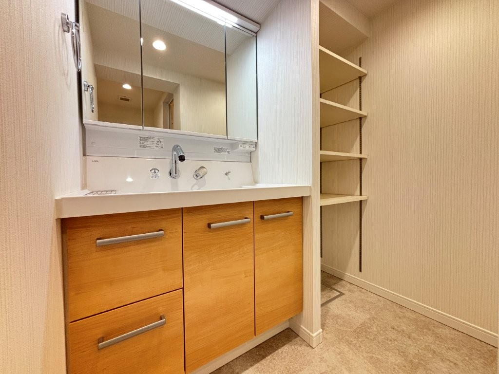 ライオンズマンション元八事第弐の洗面所|明るい洗面所です