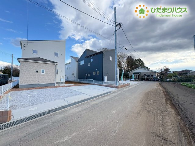寄居町露梨子　新築一戸建て　リーブルガーデン　05の前面道路含む現地写真|お家の前の道路は視界がパッと開けており、車通りも少ないため落ち着いた住環境です！