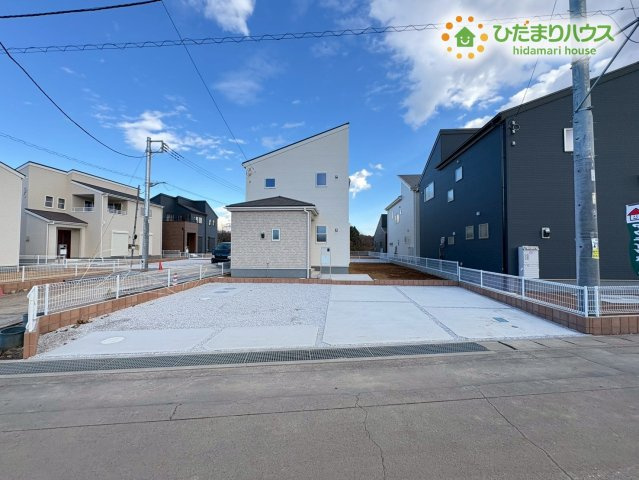 寄居町露梨子　新築一戸建て　リーブルガーデン　05の駐車場|並列4台駐車可能な広々としたカースペースです！
親戚や友人が遊びに来た際も、駐車場所に困ることなくスムーズに招待できます。
