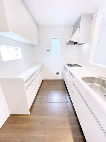 伊勢崎市寿町　CLEIAS TOWN　全8棟のキッチン|キッチンにはカップボードが備え付けられており、食器や家電の収納に便利で使い勝手の良い空間です！