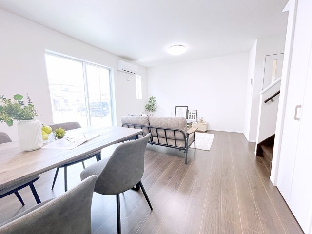 伊勢崎市寿町　CLEIAS TOWN　全8棟の居間・リビング|ダイニングには大きな窓があり明るい陽射しが差し込む開放的で心地よい空間です！