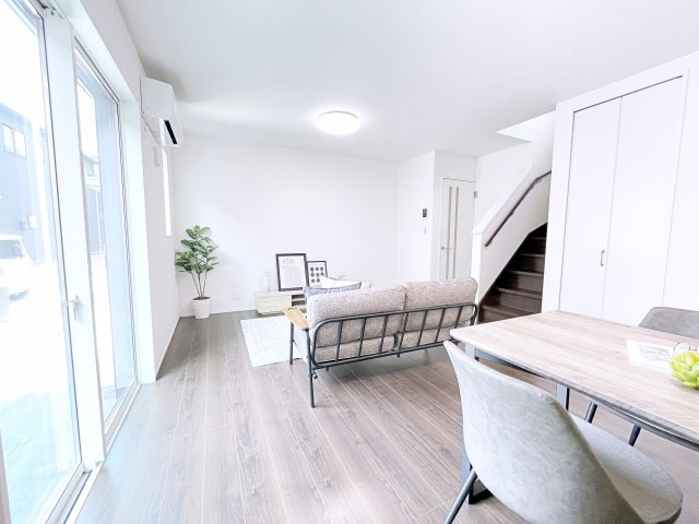 伊勢崎市寿町　CLEIAS TOWN　全8棟の居間・リビング|白を基調とした内装は空間を広く見せナチュラルで洗練された印象を与えます♪