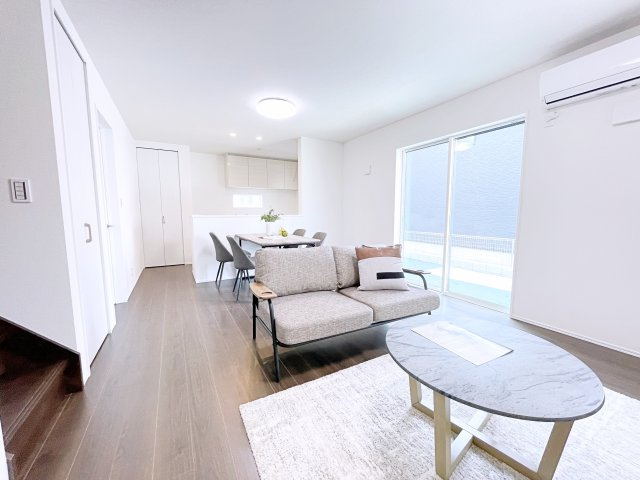 伊勢崎市寿町　CLEIAS TOWN　全8棟の居間・リビング|18帖の広々LDKは白を基調とした明るい空間！ダイニングセットも大きめソファも余裕で配置可能！