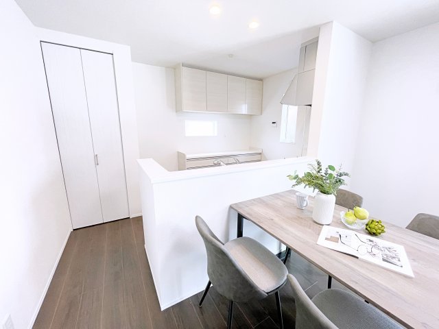 伊勢崎市寿町　CLEIAS TOWN　全8棟のキッチン|カウンター越しに会話が弾む、家族とのつながりを感じられる対面キッチンです！