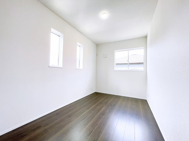 伊勢崎市寿町　CLEIAS TOWN　全8棟の洋室|コンパクトながらクローゼット&可動棚付きで、収納力しっかり確保された便利な洋室です♪