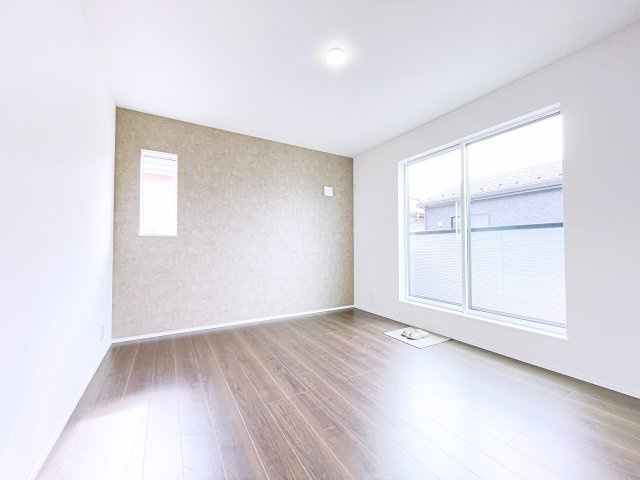 伊勢崎市寿町　CLEIAS TOWN　全8棟の洋室|ゆとりある洋室は2面採光+バルコニー直結で毎日が快適♪アクセントクロスが部屋の雰囲気を引き締める！