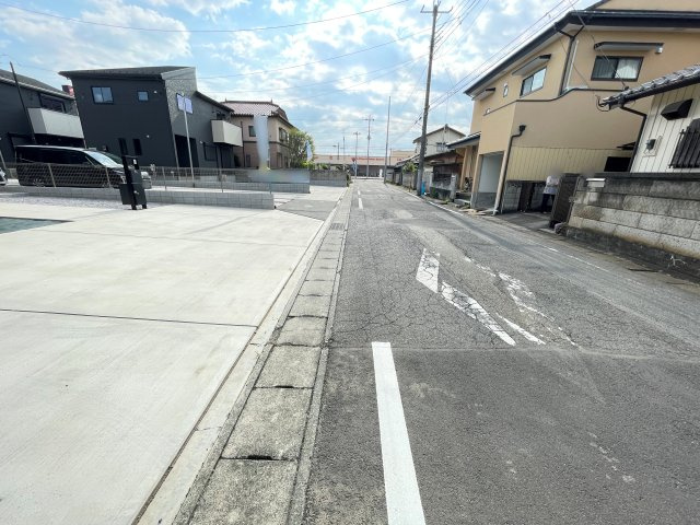 伊勢崎市寿町　CLEIAS TOWN　全8棟の前面道路含む現地写真|車通りが少なく静かな住宅街に立地♪前面道路も穏やかな雰囲気でゆったりとした暮らしができます♪